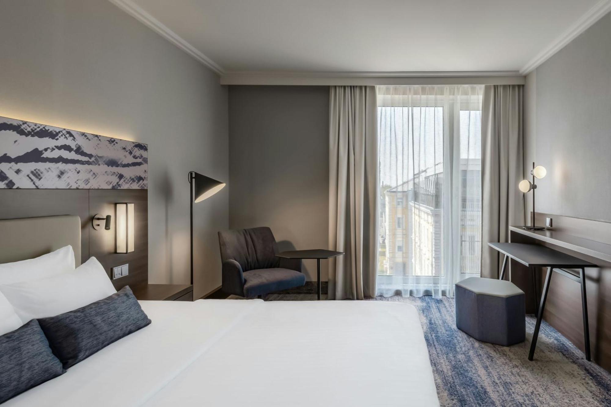 Standard Room 1 King Bed