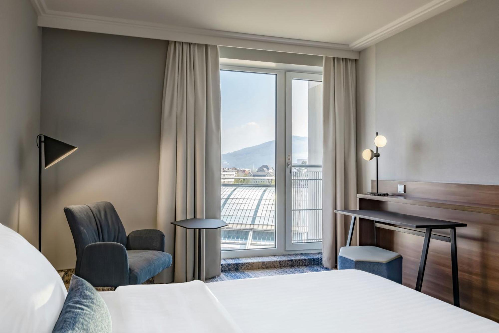 Superior Room 1 King Bed